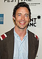 Tom Cavanagh interpreta Charles Kremp