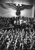 Hitler hylles som «fører» og rikskansler på talerstolen i den «stortyske» Riksdagen i Berlin i 1941. Foto: Deutsches Bundesarchiv