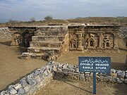 Sirkap, Ier – IIe siècle. Scytho-parthe. Plateforme du stupa, décor de pilastres et de fausses portes de style hellénistique et indien alternées.