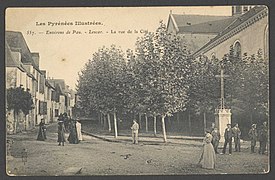 Photographie en noir et blanc de gens posant devant une église.