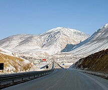 Januar: Winterlandschaft entlang der Rruga e Kombit bei Kukës