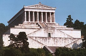 El monumento Walhalla a orillas del río Danubio cerca de Ratisbona