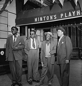 Teddy Hill (rechts) met, v.l.n.r. Thelonious Monk, Roy Eldridge en Howard McGhee, voor Minton's Playhouse, circa september 1947 (foto: William P. Gottlieb)