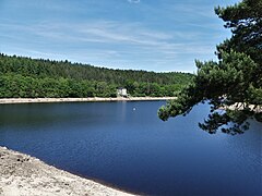 Le lac au niveau du barrage avec vue sur le bâtiment d'où part la conduite souterraine vers l'usine de Chingeat.