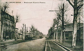 Le 42 (La Madeleine – Gare Saint-Lazare – Pl. de Clichy – Av. de Clichy – Av. de St.Ouen – Porte de St.Ouen – Saint-Ouen – Barrage de Saint Denis), établi en site propre en accotement de la RN 410 à Saint-Ouen.