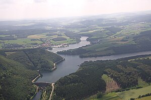 Diemeltalsperre mit Staumauer (unten links) und dem Eisenberg (Bergrücken links)