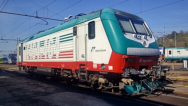 La E.464 464 in livrea tricolore commemorativa.