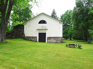 Järnboden,järbrukets färdigvarulager och stall för hästar och oxar, ombyggt renoverat (MDCCCXXXIX = 1839).