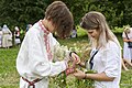 Een krans weven in Belarus voor Ivan Kupala-dag