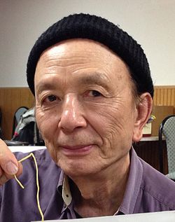 James Hong jakamassa nimikirjoituksia vuonna 2014.