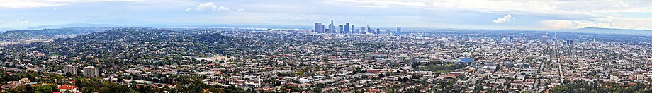 Photographie en couleur, prise depuis l'observatoire de Griffith Park sur les hauteurs de Los Angeles.