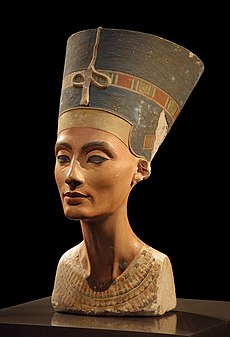 Nefertiti - vợ của Akhenaten, tạm nắm quyền trước thời Tutankhamun. Được nghi ngờ từng tự mình trở thành Pharaoh dưới cái tên Neferneferuaten