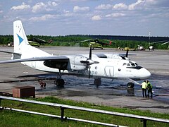 Proceso de arranque de los motores turbohélice del Antonov An-24 a alta temperatura del aire.