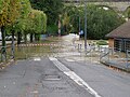 photo d’une rue inondée, barrée pour éviter le passage ; l’eau est marron