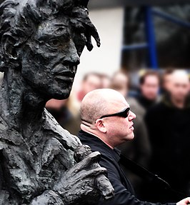 Black Francis brengt een hommage aan Herman Brood naast zijn standbeeld in Zwolle op 29 februari 2008