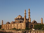 Unha mesquita de pedra marrón