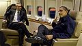 Barack Obama avec son chef de cabinet Rahm Emanuel dans le salon de la suite présidentielle le 5 février 2009, lors de son premier vol en tant que président. Il a pour l'occasion revêtu son blouson Air Force One personnalisé, toujours disponible pour chaque président dans l'avion.