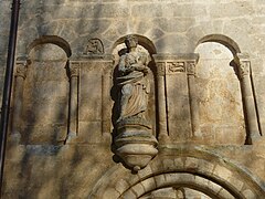 Vierge à l'enfant sculptée au-dessus du portail de l'église.