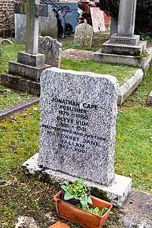 Photographie couleur d'une plaque funéraire en pierres au sein du cimetière