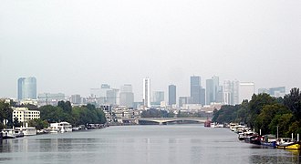 Blick auf La Défense von der Pont de Saint-Cloud.