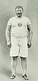 Pat McDonald (hier im Jahr 1912), 1912 Olympiasieger im Kugelstoßen, errang diesmal Gold im Gewichtwurf