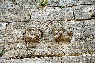 À la base du clocher, tête, hibou ?