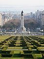 Pombal márki tér (Praça Marquês de Pombal), előtérben a VII. Eduárd park. A háttérben a Tejo folyó látszik.