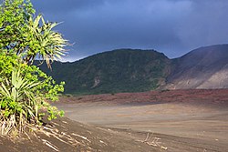 Il vulcano Yasur sull'isola di Tanna con la piana delle "Ceneri"