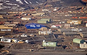 McMurdo-Station (2010) mit Kennzeichnung ausgewählter Gebäude