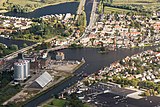 Luchtfoto van Halfweg. Het stoomgemaal bevindt zich rechts van het midden. Duidelijk is te zien dat het gemaal het water alleen maar kan rondpompen.