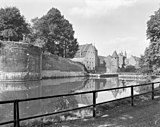 Zwanengracht met De Vijf Koppen (l.) en voor de Jekertoren de 'bloedbak' (m.), 1961