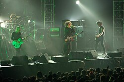 The Cure esiintymässä Singaporessa vuonna 2007.