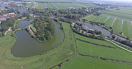 Fort aan de Drecht vanuit de lucht gezien; 2015. De enige keelkazemat in de punt van het hoofdgebouw, in V-vorm, is duidelijk zichtbaar