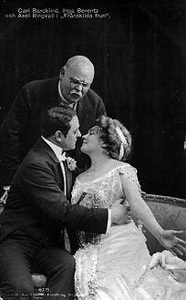 Carl Barcklind (t.v.), Berentz som Jana och Axel Ringvall i operetten Frånskilda frun på Oscarsteatern 1909.