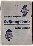 Ferdighetsbok for medlemmer av Hitlerjugend (gutter 14-18 år) og Das deutsche Jungvolk (gutter 10-13 år). S-runen i symbolet øverst er en seiersrune ifølge ariosofien, mens T-runen tiwaz (tyr) under, var en pil- eller kamprune og blant annet merke for SAs førerskoler.