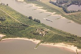 Luchtopname Fort Pannerden op het splitsingspunt Pannerdensche kop. Met aan de bovenzijde het Pannerdensch Kanaal en aan de zuidzijde de Waal