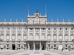 Průčelí Královského paláce v Madridu směrem k Plaza de la Armería.