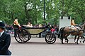 Una 'Ascot' Landau, che trasporta le damigelle, di ritorno da Westminster Abbey a Buckingham Palace dopo il matrimonio del Duca e della Duchessa di Cambridge, 2011