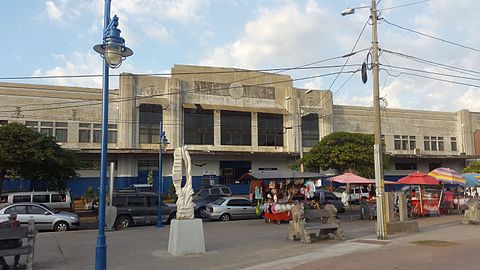 Antigua aduana del puerto de Puntarenas. En este edificio se realizaba la carga y descarga del ferrocarril del Pacífico. Actualmente patrimonio arquitectónico y sede de la Universidad Técnica Nacional.