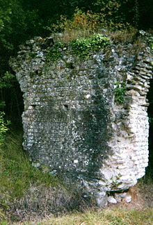 Vue de la pile d'un pont en petit appareil avec amorce des arches de part et d'autre.