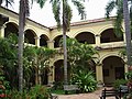 Atrio del Palacio de San Carlos de Borromeo, sede de la Alcaldía.