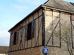 Maison à colombages dans le bourg.