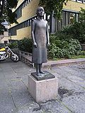 Staty över Karin Boye utanför Göteborgs stadsbibliotek.