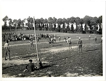 Des soldats indiens jouant au football, en juillet 1915.