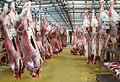 Carcasses de veaux, étiquetées, suspendues au plafond d'un pavillon du marché d'intérêt national de Rungis.