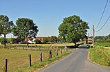 De Molenweg ten zuiden van het dorp: dit landschap maakt deel uit van het beschermde dorpsgezicht