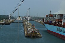 Het naderen van de Gatunsluis. Rechts de Majestic Maersk, een containerschip van 4800 TEU.