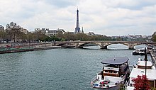 La Seine et un port au premier-plan, un pont et la tour Eiffel en arrière-plan