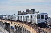 Zug der Baureihe R46 der New York City Subway mit angetriebenen Stahlrädern auf Stahlschienen