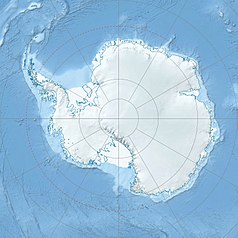 Mapa konturowa Antarktyki, na dole znajduje się czarny trójkącik z opisem „Erebus”